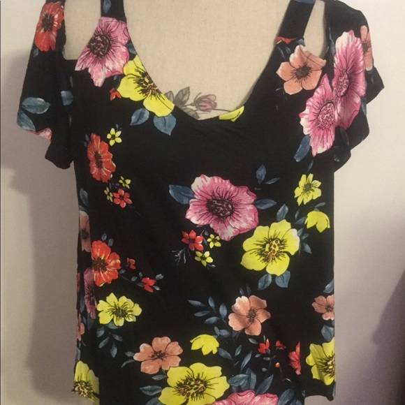 ❌DONATED❌Black Floral Cold Shoulder Short Flutter Sleeve V-neck Top - Picture 5 of 11